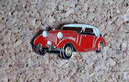 Pin's - Voiture Ancienne Rouge Et Blanche - Other & Unclassified