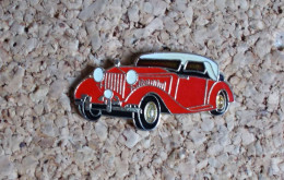 Pin's - Voiture Ancienne Rouge Et Blanche - Andere & Zonder Classificatie