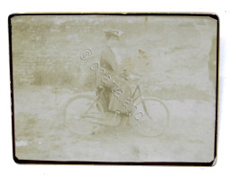 Fotografia D'epoca Albumina - Donna Ritratta In Bicicletta - 1900 Ca. - Autres & Non Classés