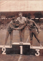 ATHLETISME COLOMBES 09/1959 FRANCE SUEDE LE 800M VICTOIRE DE WAERN DEVANT MICHEL JAZY  ET LENOIR PHOTO 18 X 13 CM - Sport