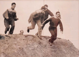 ATHLETISME 03/1957 LES CROSSMEN FRANCAIS DONT ALAIN MIMOUN  PHOTO 18 X 13 CM - Sport