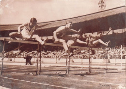 ATHLETISME 08/1957 GRANDE BRETAGNE FRANCE LE 120 YARDS HAIES REMPORTE PAR LA FRANCE  PHOTO 18 X 13 CM - Sports