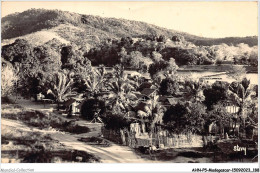 AHNP5-0599 - AFRIQUE - MADAGASCAR - Un Coin De Madagascar - AMBANJA - Passerelle Du Sambirano Vue De La Résidence - Madagascar