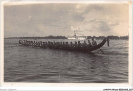 AHNP4-0503 - AFRIQUE - Des Hommes Sur Une Pirogue - Non Classés