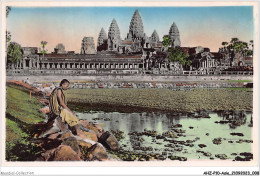 AHZP10-ASIE-0875 - CAMBODGE - BONZE EN MEDITATION DEVANT ANGKOR-VAT - Camboya