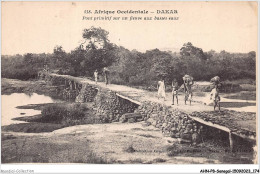 AHNP8-0944 - AFRIQUE - SENEGAL - DAKAR - Pont Primitif Sur Un Fleuve Aux Basses Eaux  - Senegal