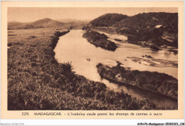 AHNP6-0695 - AFRIQUE - MADAGASCAR - L'ivoloïna Coule Parmi Les Champs De Cannes à Sucre - Madagascar
