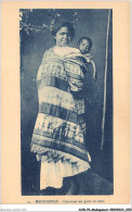 AHNP6-0651 - AFRIQUE - MADAGASCAR - Comment On Porte Un Bébé - Madagaskar