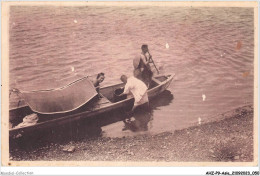 AHZP9-ASIE-0782 - JAPON EN PIROGUE AU BORD DE LA RIVIERE CARTE PHOTO GEISHA - Sonstige & Ohne Zuordnung