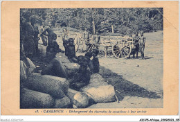 AICP5-AFRIQUE-0565 - CAMEROUN - Déchargement Des Charrettes De Cautchouc à Leur Arrivée - Camerún