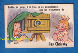 CPA Carte à Système Illustrée Par Bozz - Iles CHAUSEY - Photographe & Jeune Fille - Cachet Au Verso - Prés Granville - Autres & Non Classés