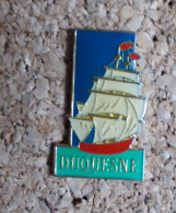 Pin's - Duquesne - Rhum - Voilier - Beverages