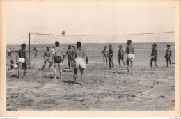 A LA MER - JEU DE VOLLEY BALL SUR LA PLAGE  - JEUNES HOMMES TORSES NUS ( ͡♥ ͜ʖ ͡♥) ♥ - Volleybal