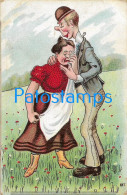 229018 ART ARTE HUMOR THE WOMAN CRYING ON THE MAN'S CHEST POSTAL POSTCARD - Non Classés