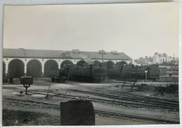 Photo Ancienne - Snapshot - Train - Locomotive - CARHAIX - Bretagne - Ferroviaire - Chemin De Fer - Gare Dépôt - RB - Eisenbahnen