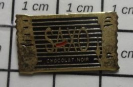912e  Pin's Pins / Beau Et Rare / ALIMENTATION / SAXO CHOCOLAT NOIR - Levensmiddelen