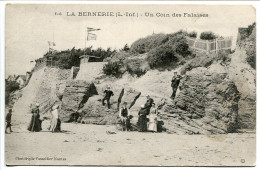 CPA Non écrite * LA BERNERIE Un Coin Des Falaises ( Animée Femmes élégantes ) Vasselier * Décollement Partie Basse - La Bernerie-en-Retz