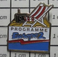 912E  Pin's Pins / Beau Et Rare / MEDIAS / RADIO PROGRAMME EUROPE 2 PLAGE CHAISE LONGUE TRANSAT - Media