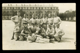 Carte Photo Militaire  Soldats Caserne De Jardin Fontaine à Verdun ( Format 9cm X 14cm ) - Régiments