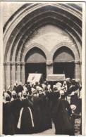 Carte Photo  Pont L'Abbé (29)   Procession Femmes En Costumes Entrant Dans La Cathédrale - Lieux