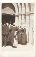 Carte Photo  Pont L'Abbé (29)   Procession Femmes Et Enfants En Costumes Entrant Dans La Cathédrale - Orte