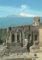 1 AK Italien / Sizilien * Antike Griechische Theater In Taormina Erb. Im 2. Jh. - Im Hintergrund Ein Ausbruch Des Ätna * - Autres & Non Classés