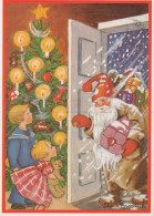 PÈRE NOËL ENFANT NOËL Fêtes Voeux Vintage Carte Postale CPSM #PAK996.FR - Santa Claus