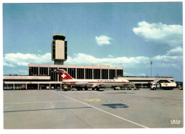 68 - AÉROPORT DE BÂLE - MULHOUSE - AIRES DE STATIONNEMENT AVEC L'AÉROGARE À L'ARRIÈRE-PLAN - BASEL-MULHOUSE - SUISSE - Vliegvelden