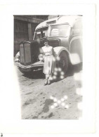 Photo Femme Devant Autobus  / Camion Berliet - Automobile