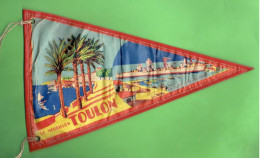 FANION EN TISSU PLASTIFIE 1950 1960 VILLE DE TOULON LE MOURILLON LA RADE ET LE JEAN BART VAR DRAPEAUX BRANCOLAR NICE - Souvenirs