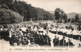 - 65 - LOURDES. - La Procession Aux Piscines. - Le Saint-Sacrement. - - Lourdes