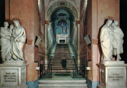 1 AK Italien *The Holy Staircase - Die Heilige Treppe - Sie Führt Zur Der Papstkapelle Sancta Sanctorum In Rom * - Eglises