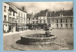 A043  CPSM  LA FERTE-GAUCHER (Seine Et Marne) L'Hôtel De Ville Sur La Place Du Gl De Gaulle - EPICERIE ... 2CV Citroën + - La Ferte Gaucher