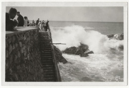 215 - Biarritz - Effet De Vague Au Rocher De La Vierge - Biarritz