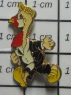 912E Pin's Pins / Beau Et Rare / THEME ANIMAUX / DIGNE DINDON AVEC SABOTS ET CASQUETTE - Animals