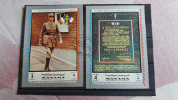 2 TIMBRES SUR LE GENERAL DE GAULLE 1 ER ANNIVERSAIRE MORT 1972 MANAMA AJMAN APPEL DU 18 JUIN 1940  FORMAT 7 PAR 10 CM - De Gaulle (Generale)