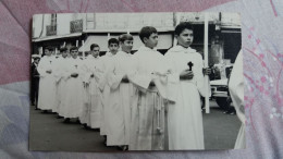 PHOTO DEFILE DE COMMUNIANTS RUES CIERGES REPORTAGE JAN VILLEMAGNE ALLEES PAUL RIQUET BEZIERS   FORMAT 9 PAR 14 CM - Anonymous Persons