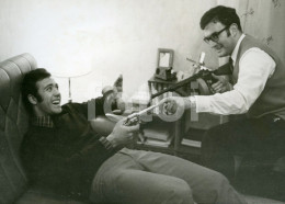 60s ORIGINAL AMATEUR PHOTO FOTO MEN PLAYING WITH MACHINE GUN PISTOL TOY TOYS JOUETS AT265 - Anonyme Personen