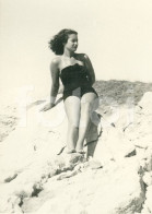 1964 ORIGINAL AMATEUR PHOTO FOTO BEACH SWIMSUIT GIRL JEUNE FEMME FEMMES WOMAN  PLAGE MAILLOT PRAIA PORTUGAL AT294 - Anonyme Personen