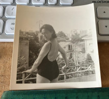 Real Photo PIN UP PLAGE - Femme Sur Le Balcon Maillot De Bain - Pin-Ups