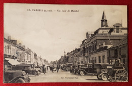 CPA - La Capelle -(Aisne) - Un Jour De Marché ( (auto , Voiture Ancienne ) - Autres & Non Classés