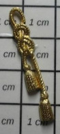 1315b Pin's Pins / Beau Et Rare / MILITARIA / METAL JAUNE FOURRAGERE ? - Armee