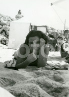 1969 REAL ORIGINAL AMATEUR PHOTO FOTO MAILLOT  SWIMSUIT BEACH WOMAN GIRL JEUNE FEMME CAPARICA PORTUGAL AT196 - Anonyme Personen