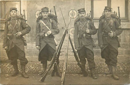 Militaires-ref E78-carte Photo -militaires -militaria -regiments -regiment- No 98 Sur Cols Et Kepis -tenue De Campagne - Regimientos