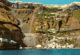 CPM- Grèce - Santorin - THIRA Le Port Et La Rue Vers "Phira"  * TBE - Greece
