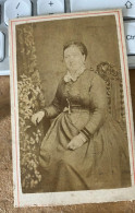 Real Photo Cdv Vers 1870 Portrait De Femme Assise - E.le Quillet  HAVRE Seine-Maritime 76 - Oud (voor 1900)