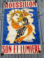 Affiche Roussillon 1958 Son Et Lumiere Par Balbino Giner Format : 92 X 60 Cm - Plakate