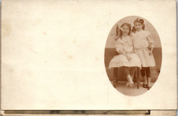 CP Carte Photo D'époque Photographie Vintage Enfant Fille Fillette Mode Chaise - Autres & Non Classés