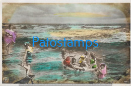 229060 REAL PHOTO WOMEN IN SWIMSUITS IN THE SEA PHOTOGRAPHIC TRICK POSTAL POSTCARD - Fotografia