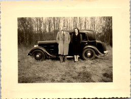 Photographie Photo Vintage Snapshot Amateur Automobile Voiture Auto Couple - Cars